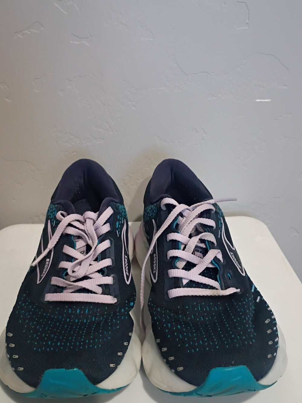Brooks Women’s Running Shoes — Teal Upper with Light Pink Laces - Picture 4 of 7